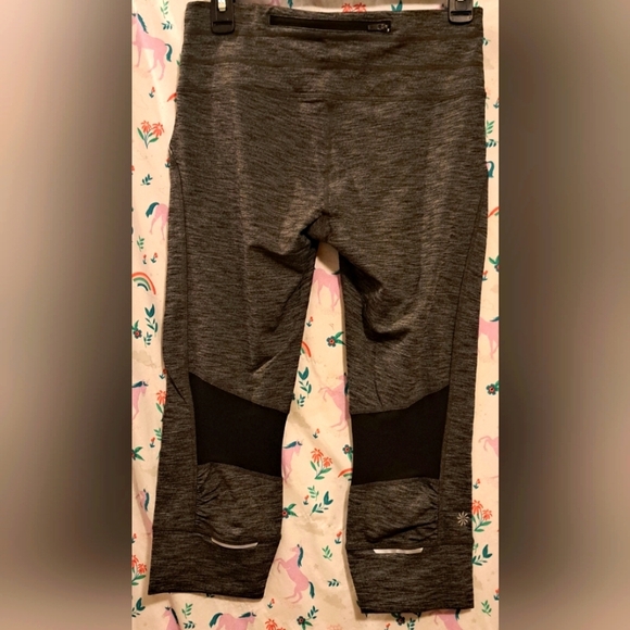 NWOT Athleta Relay Grey Neutral Yoga Gym Exercise Crop Capri Legging Pants SZ S - Picture 2 of 4